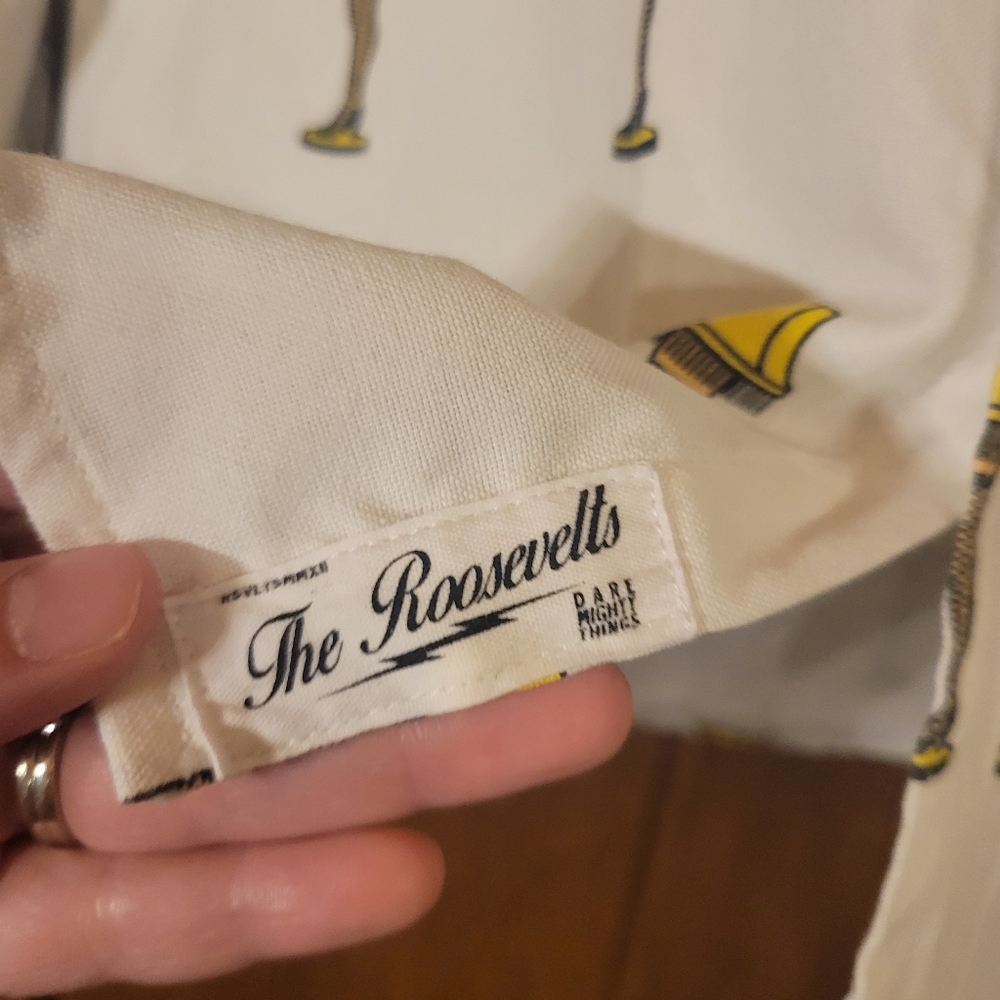 Rsvlts Christmas Tree Story Button Up Size Small - image 4